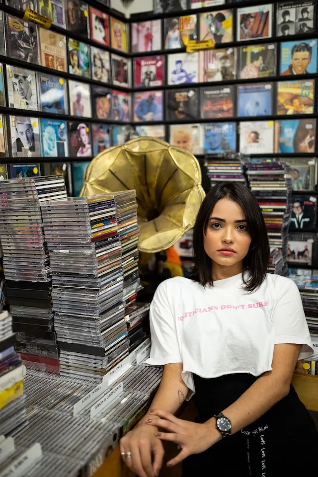 Frau im Vinyl Store